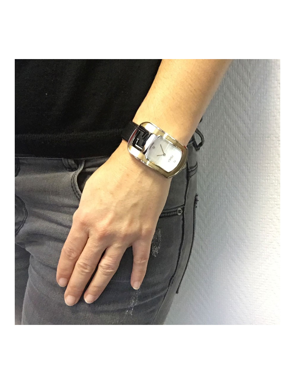 Montre FENDI collection Caméléon en cuir noir et métal doré