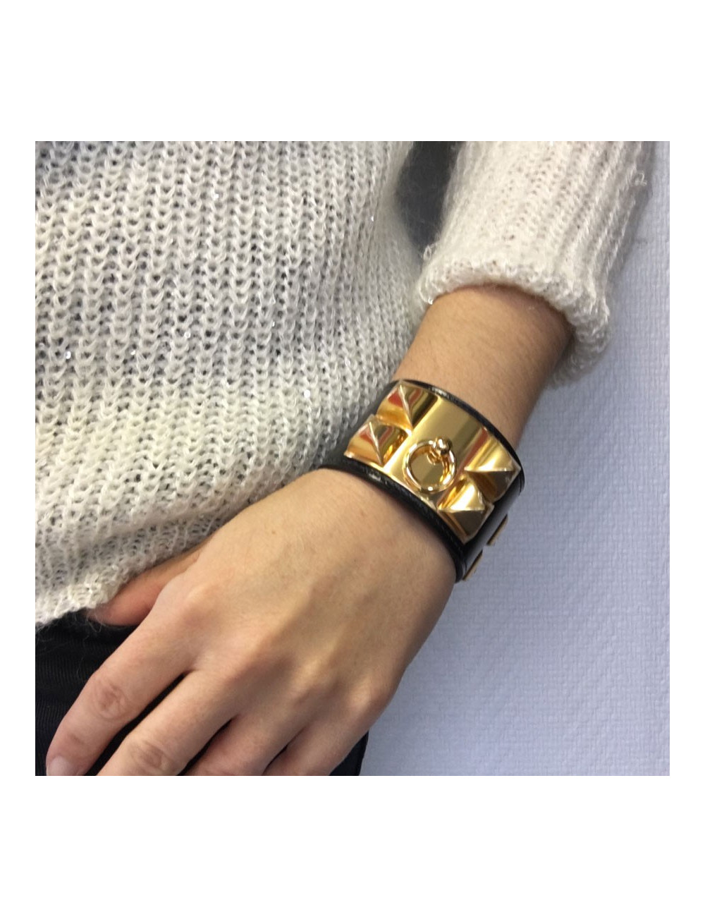Manchette MEDOR HERMES en cuir box veau noir et bijouterie laiton plaqué or