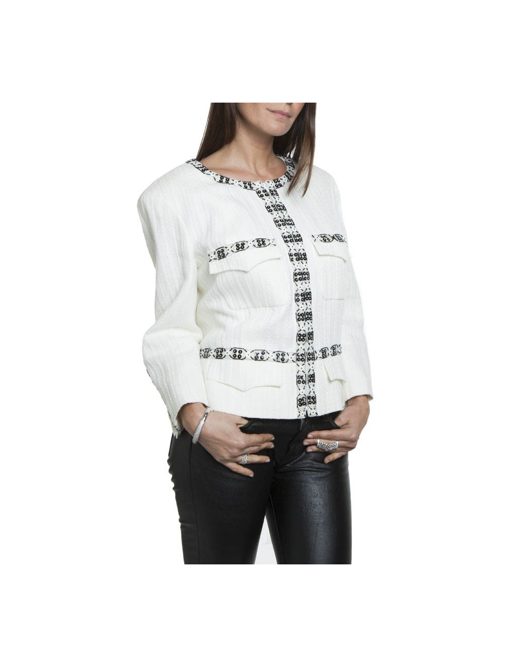 Veste CHANEL T 46 blanche avec liserés  en perles,  sequins  et boutons blancs nacrés