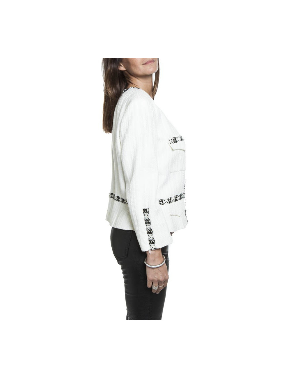 Veste CHANEL T 46 blanche avec liserets  en perles,  sequins  et boutons blancs nacrés