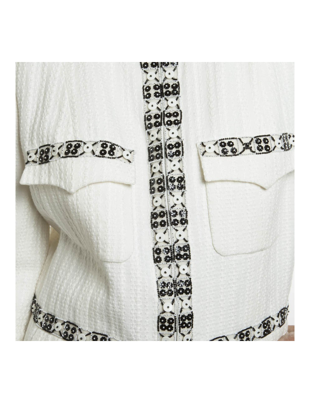 Veste CHANEL T 46 blanche avec liserés  en perles,  sequins  et boutons blancs nacrés
