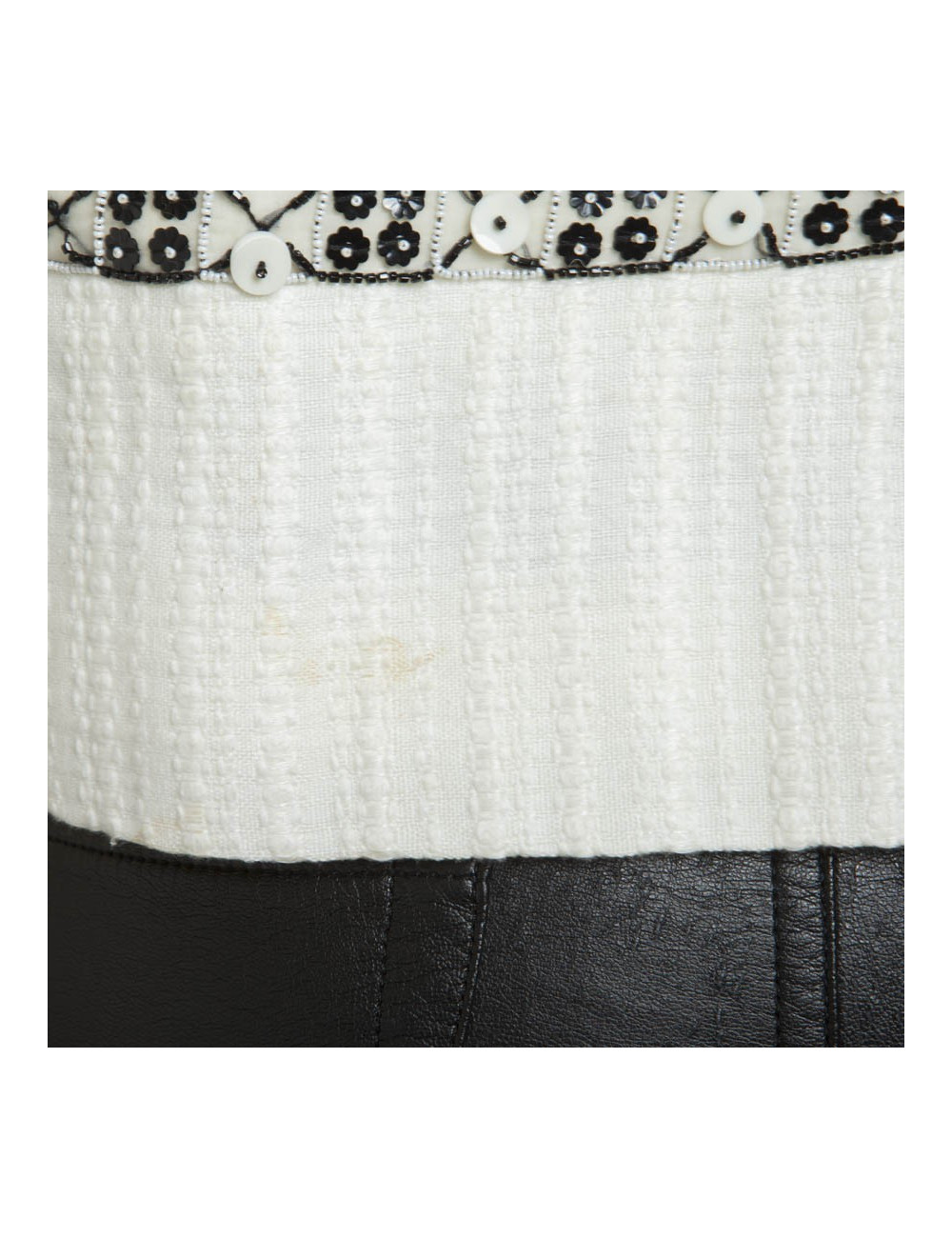 Veste CHANEL T 46 blanche avec liserets  en perles,  sequins  et boutons blancs nacrés