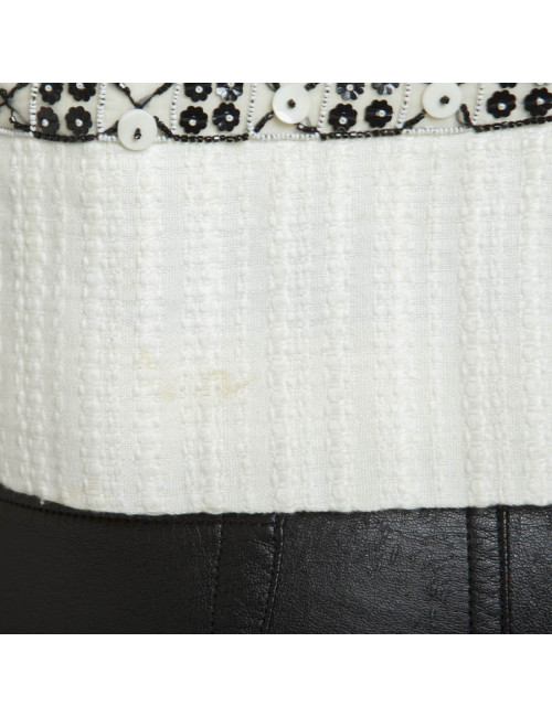 Veste CHANEL T 46 blanche avec liserés  en perles,  sequins  et boutons blancs nacrés