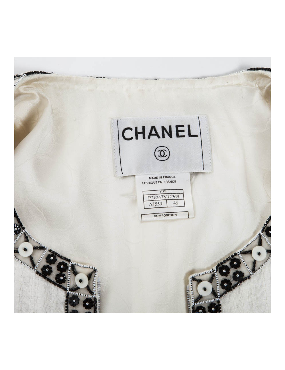 Veste CHANEL T 46 blanche avec liserés  en perles,  sequins  et boutons blancs nacrés