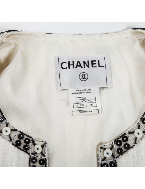 Veste CHANEL T 46 blanche avec liserés  en perles,  sequins  et boutons blancs nacrés