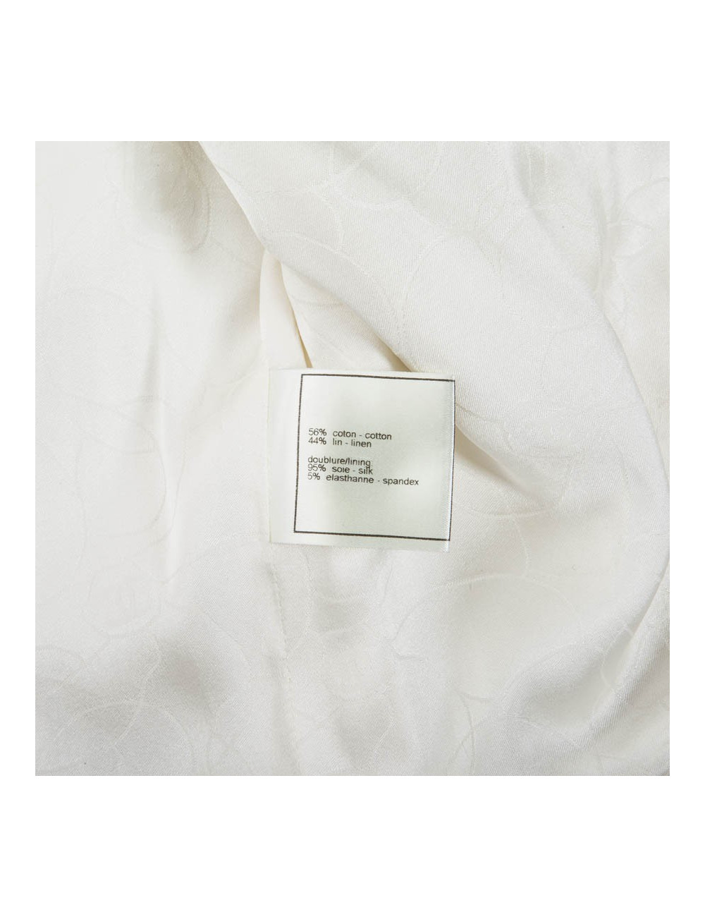 Veste CHANEL T 46 blanche avec liserés  en perles,  sequins  et boutons blancs nacrés