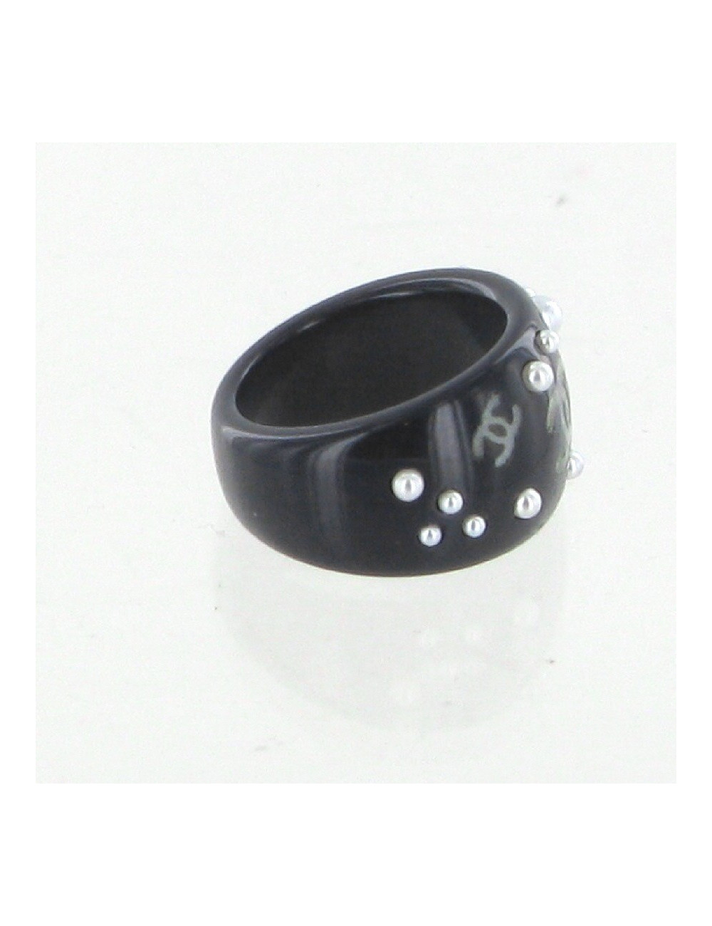 Bague noire perles et CC CHANEL