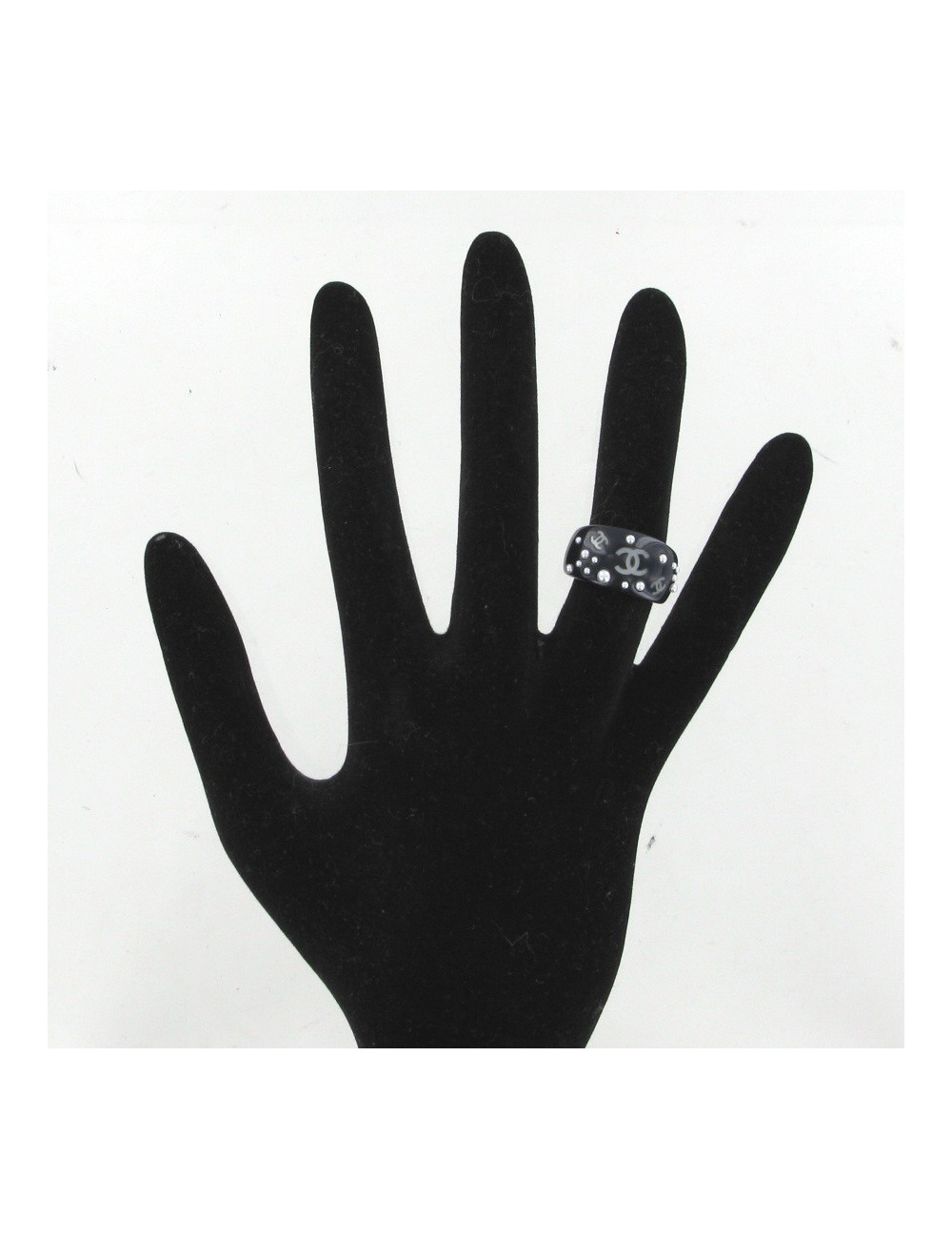 Bague noire perles et CC CHANEL