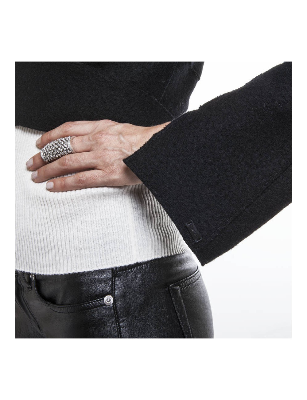 Boléro CHANEL noir en laine bouillie T 38