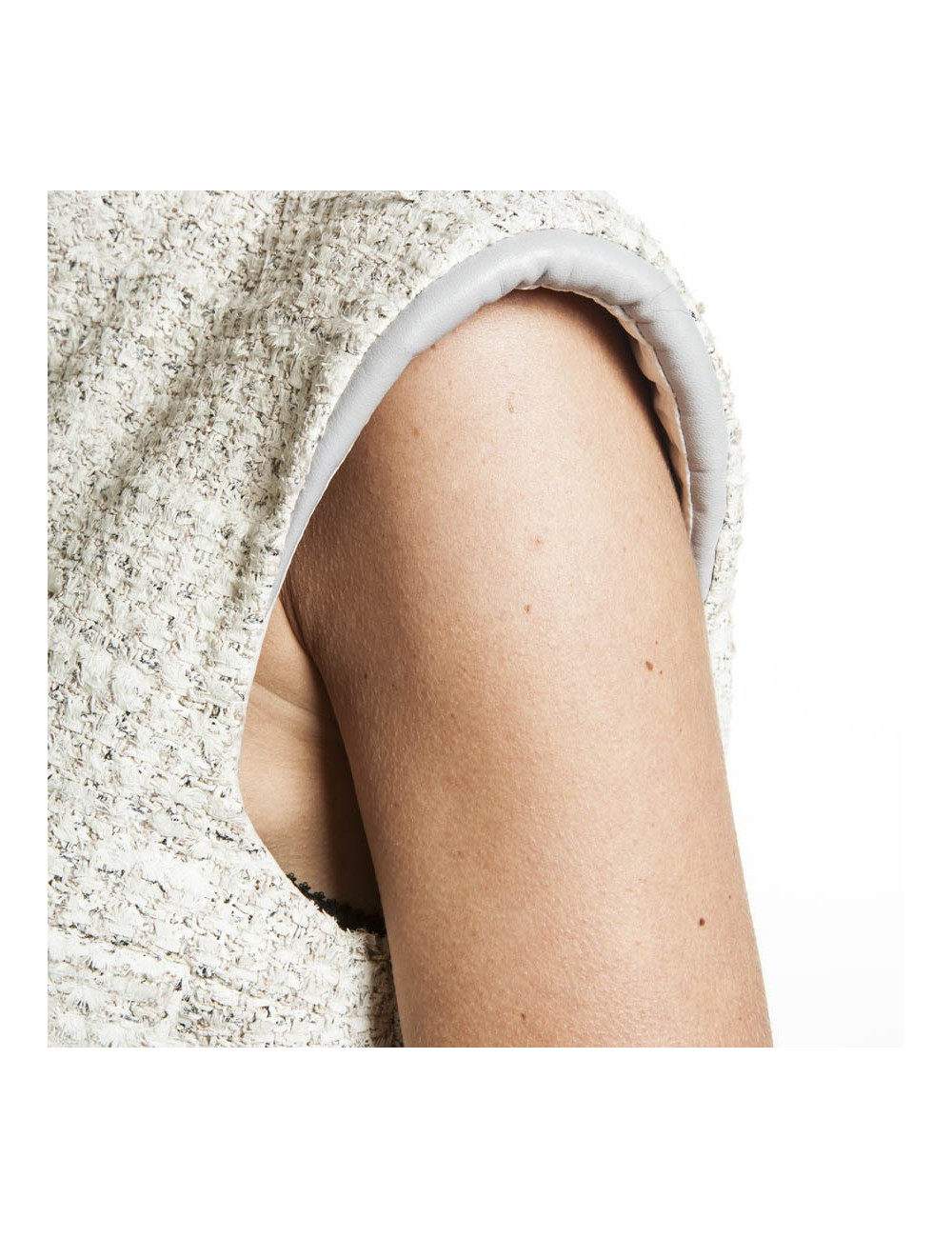 Robe CHANEL T 42 sans manche tweed peint crème