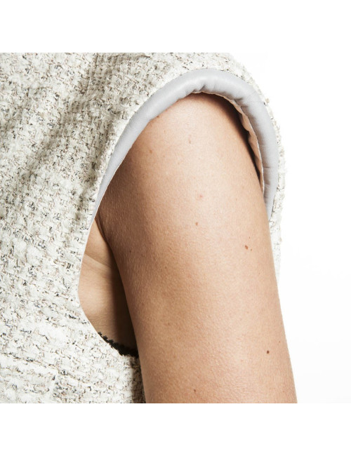 Robe CHANEL T 42 sans manche tweed peint crème