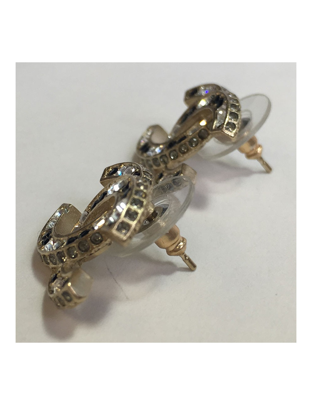 Boucles d'oreilles clous CHANEL CC en métal doré et strass noirs et blancs