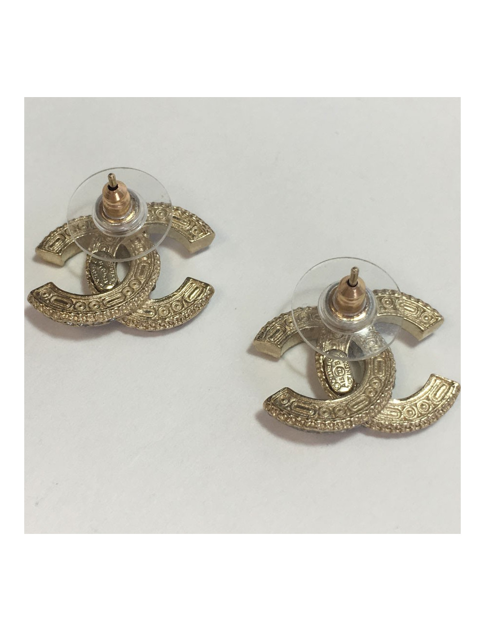 vvv Boucles d'oreilles clous CHANEL CC en métal doré et strass noirs et blancs