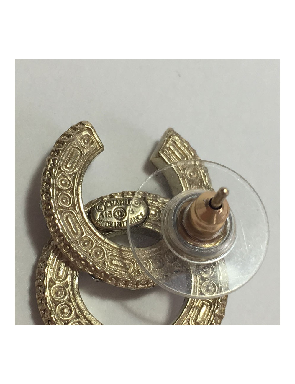 vvv Boucles d'oreilles clous CHANEL CC en métal doré et strass noirs et blancs