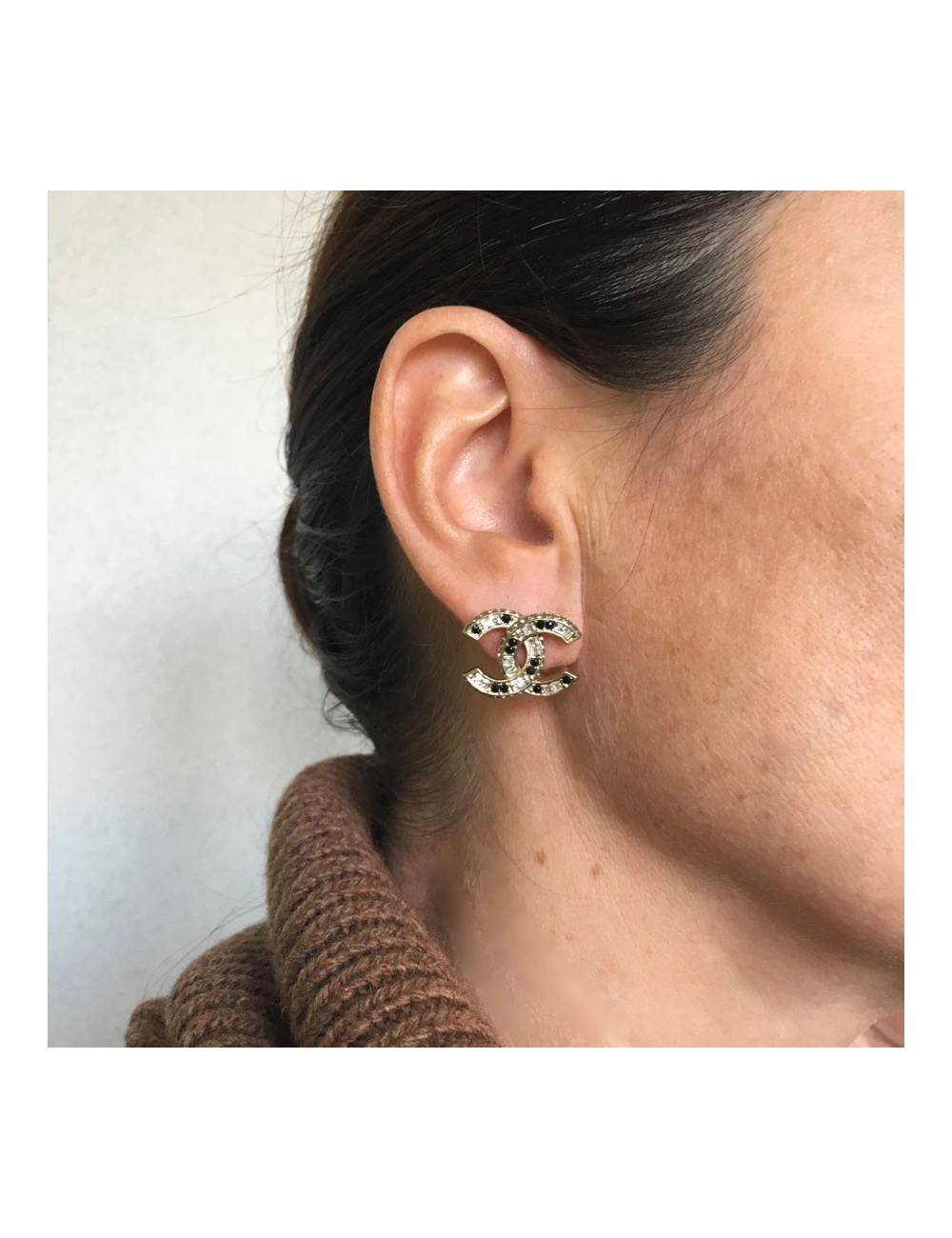 vvv Boucles d'oreilles clous CHANEL CC en métal doré et strass noirs et blancs