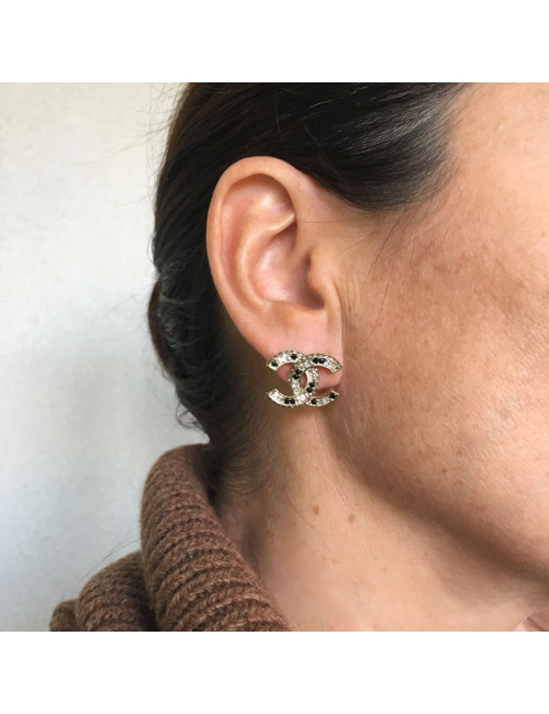 vvv Boucles d'oreilles clous CHANEL CC en métal doré et strass noirs et blancs
