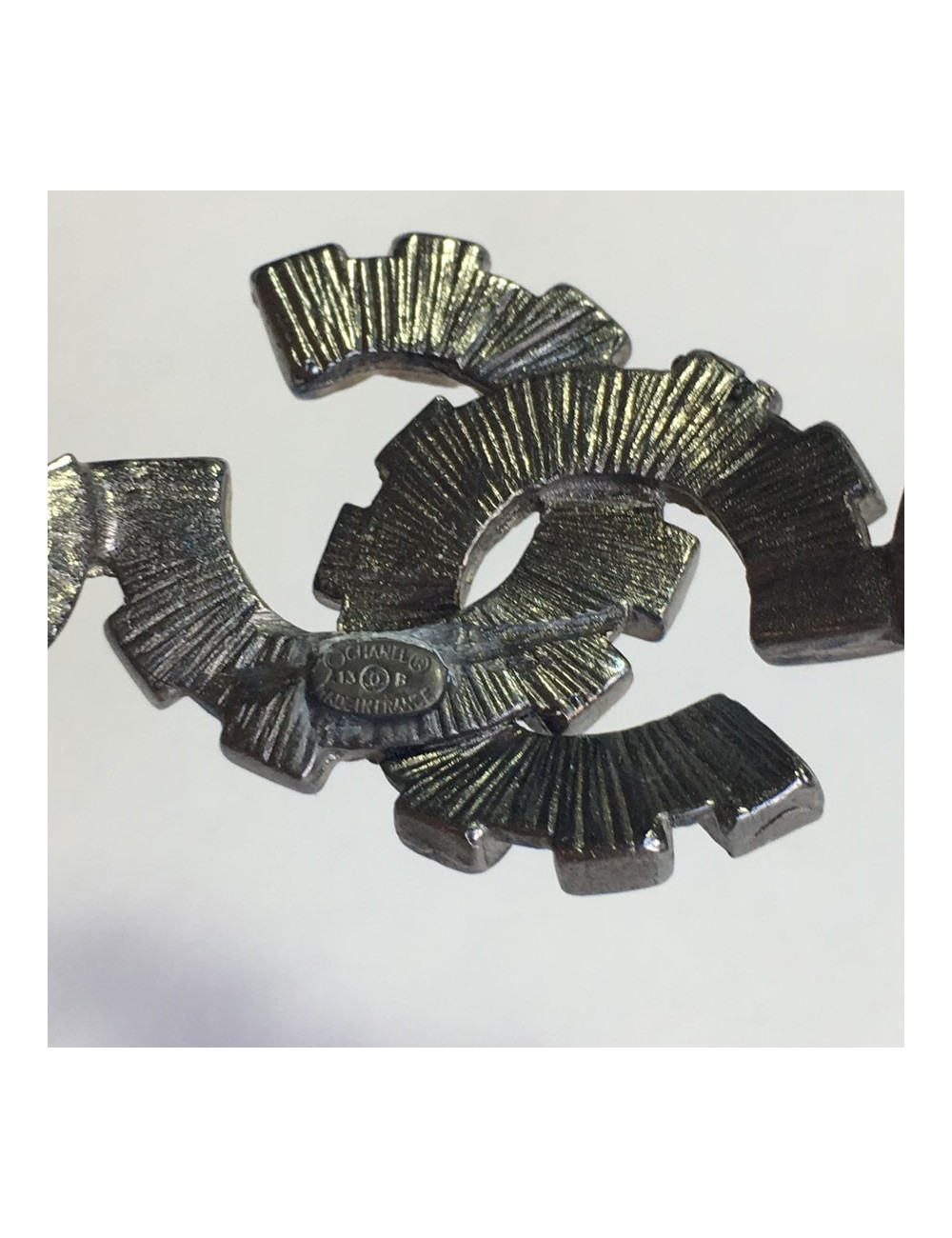 Bracelet CHANEL CC en métal ruthénium, strass et résine noirs