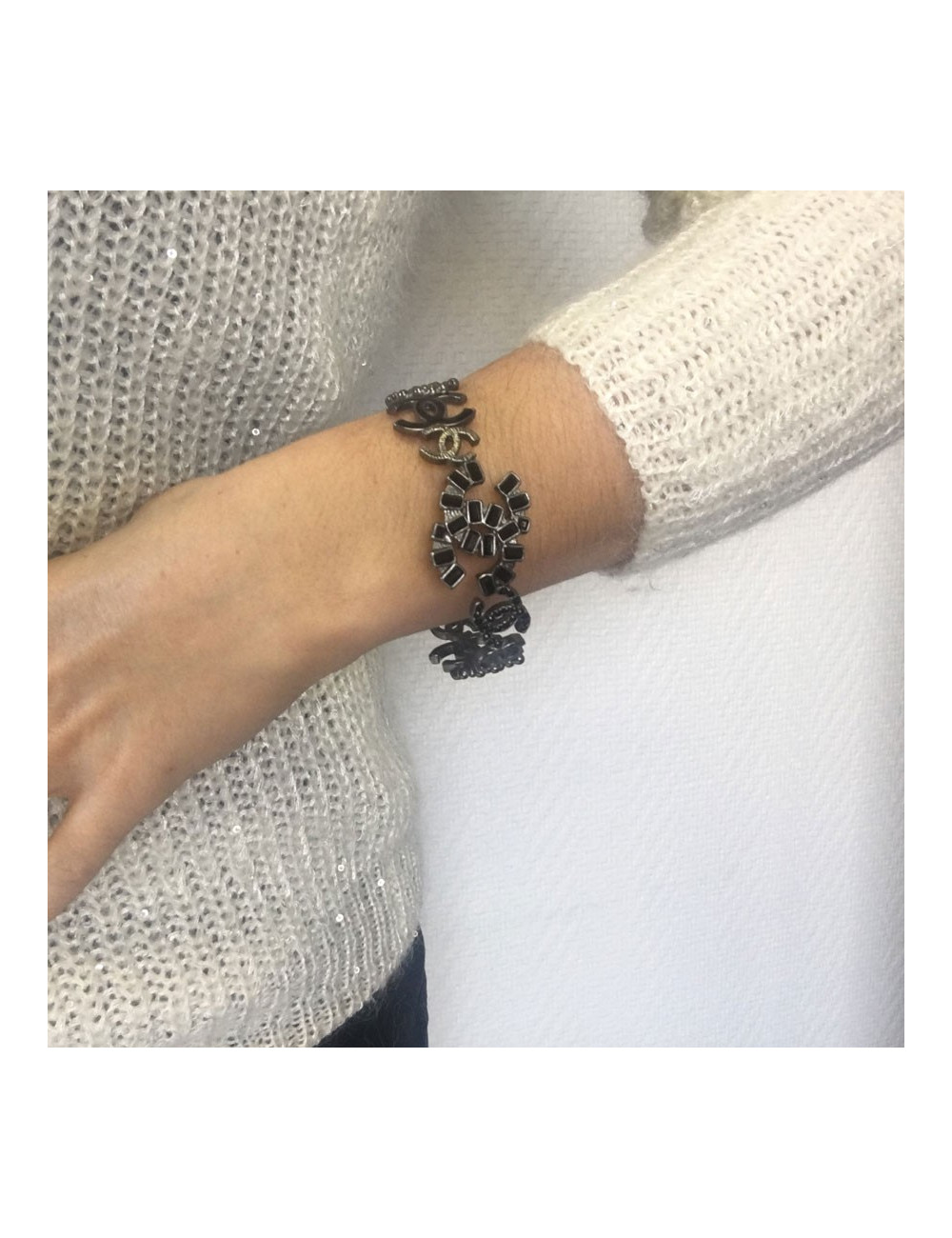 Bracelet CHANEL CC en métal ruthénium, strass et résine noirs