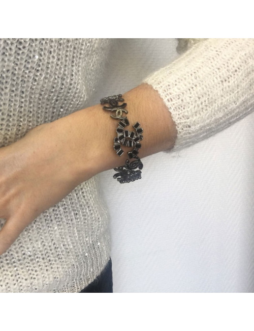 Bracelet CHANEL CC en métal ruthénium, strass et résine noirs
