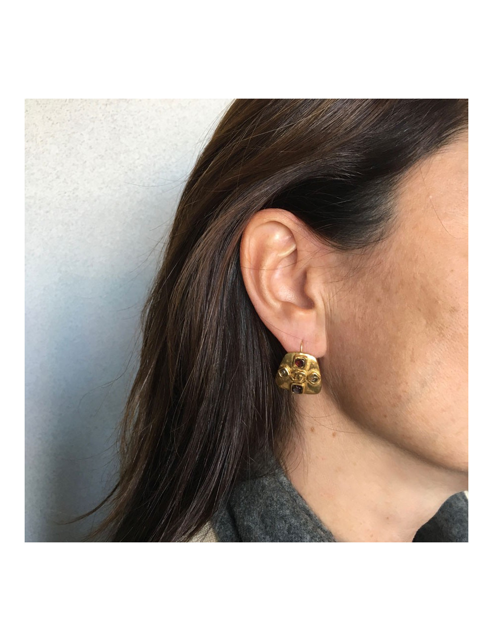 Boucles d'oreilles clous CHANEL en métal doré vintage