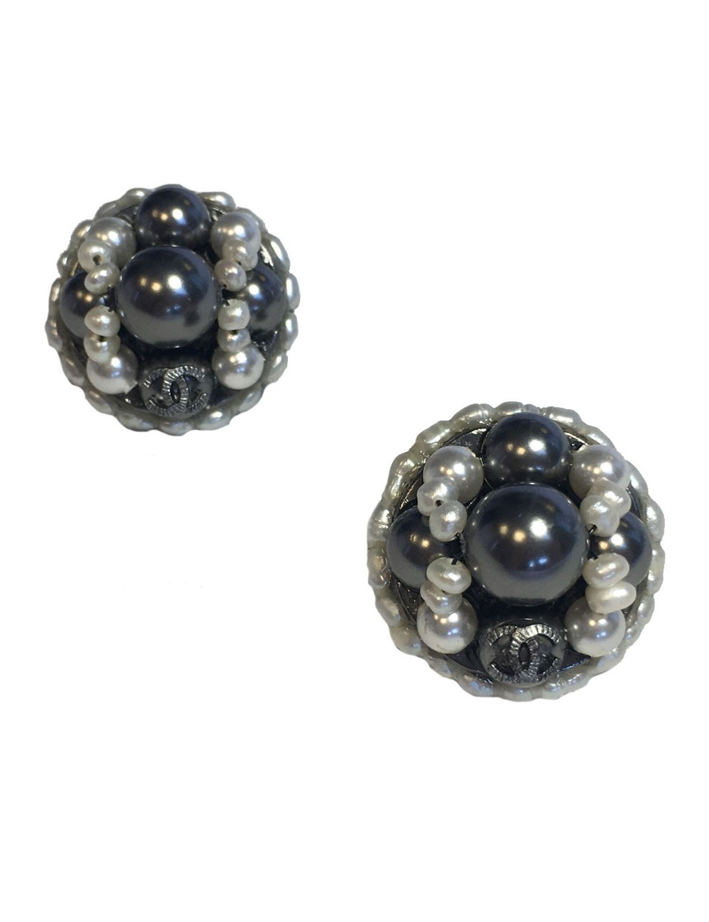 vvv Boucles d'oreilles clous CHANEL perlées gris et nacré