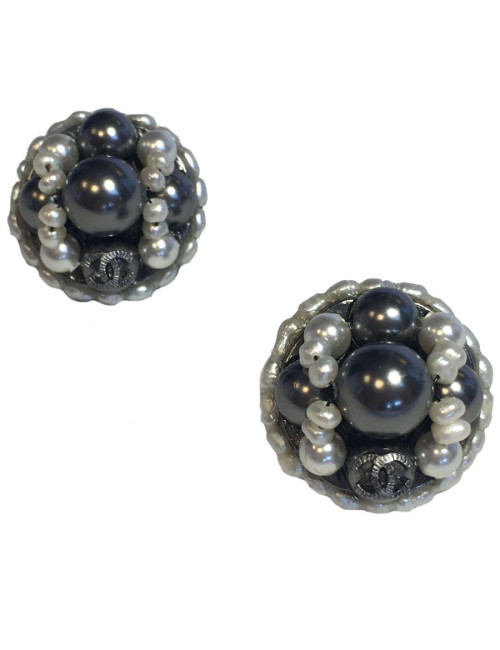 vvv Boucles d'oreilles clous CHANEL perlées gris et nacré