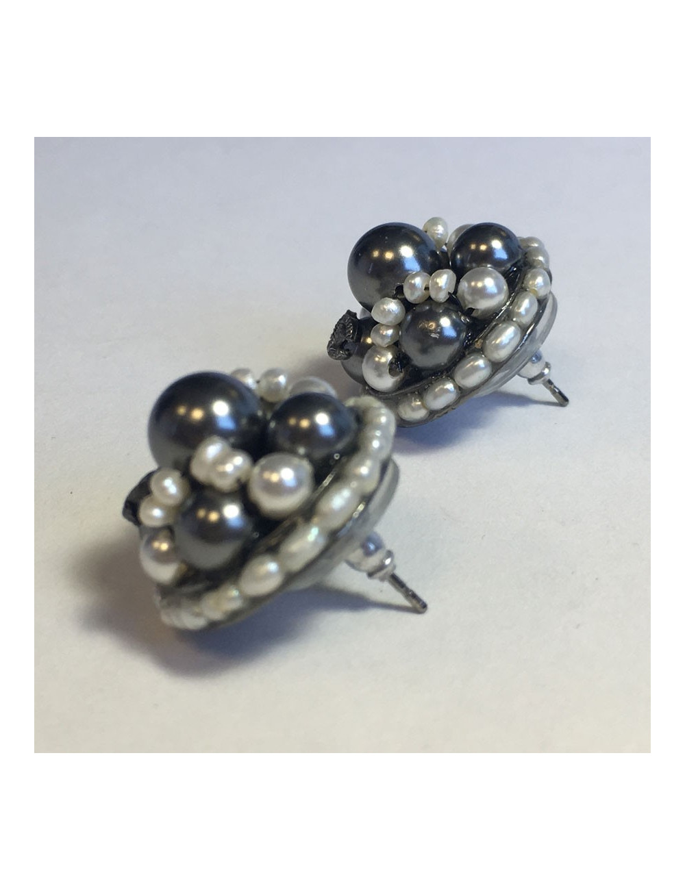 vvv Boucles d'oreilles clous CHANEL perlées gris et nacré