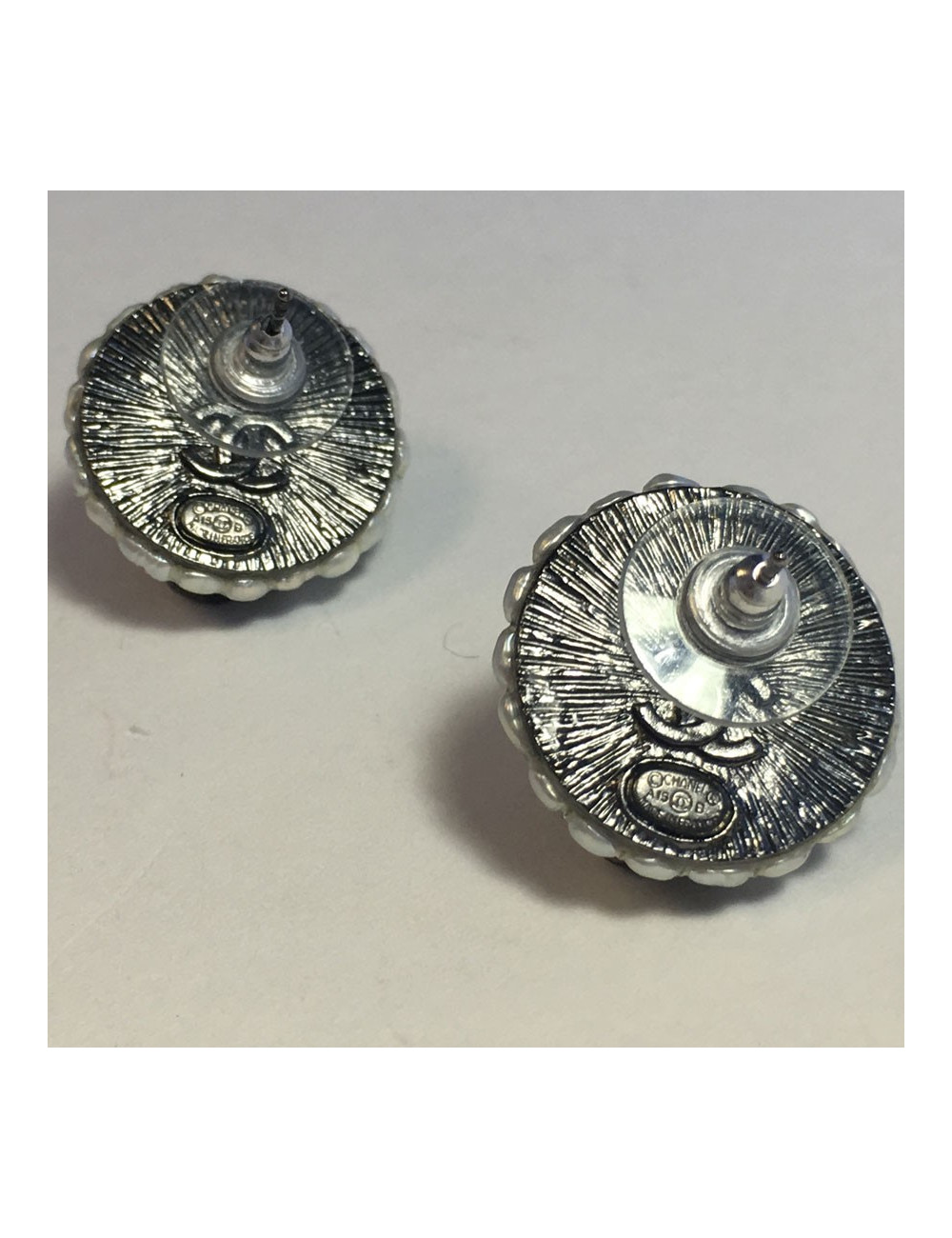 vvv Boucles d'oreilles clous CHANEL perlées gris et nacré