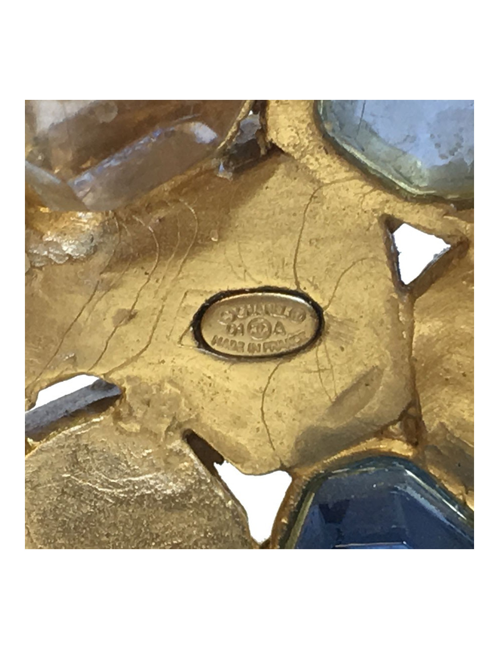  CHANEL Bracelet in gilded metal and multicolored stones