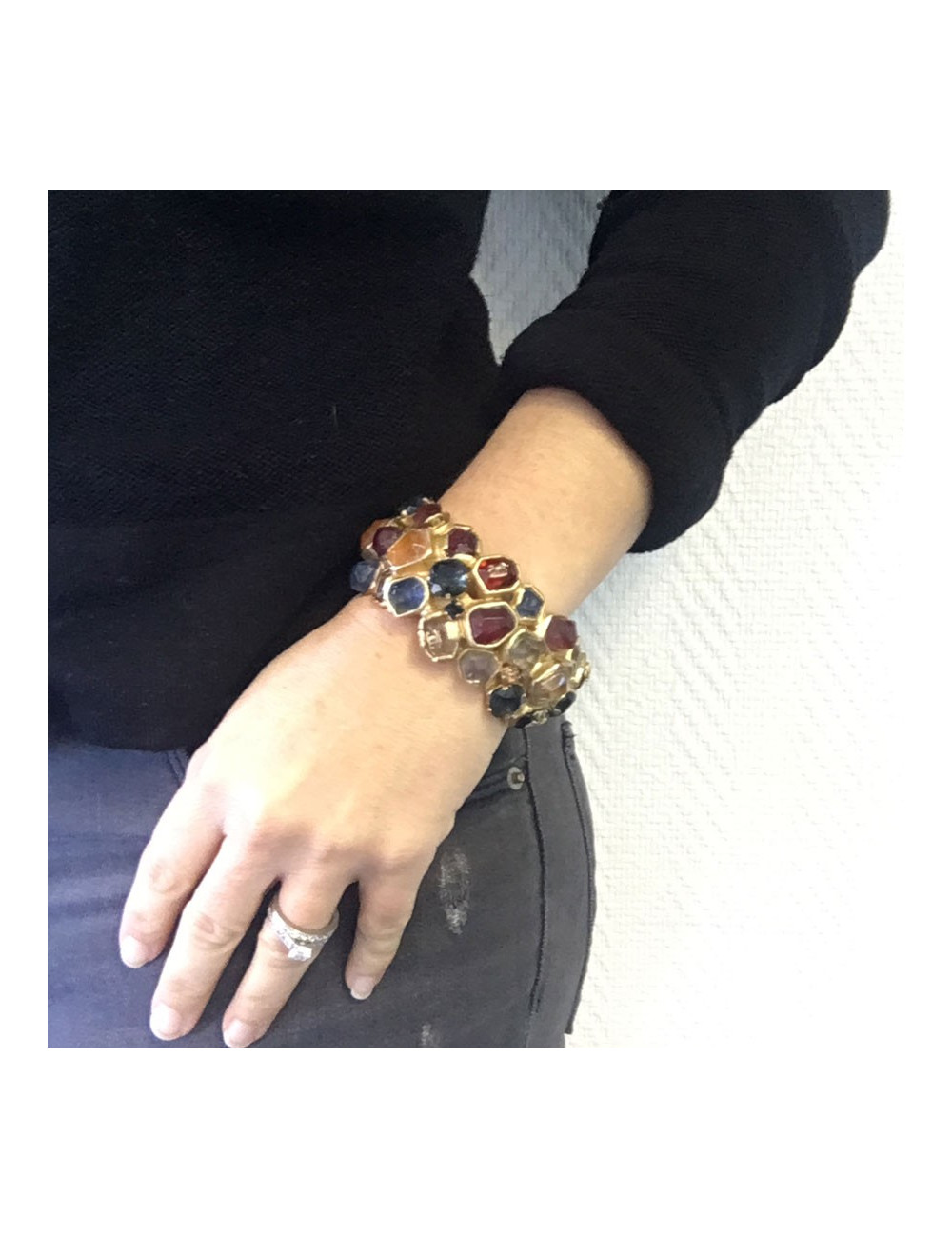  CHANEL Bracelet in gilded metal and multicolored stones