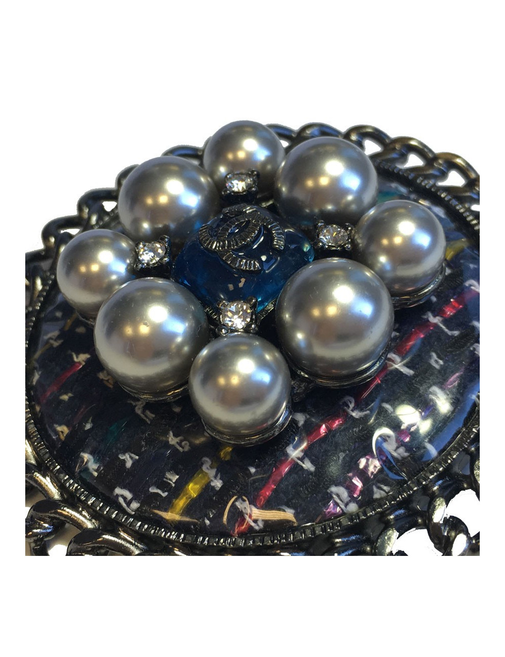 Broche CHANEL couture en ruthénium, tweed et perles grises et strass