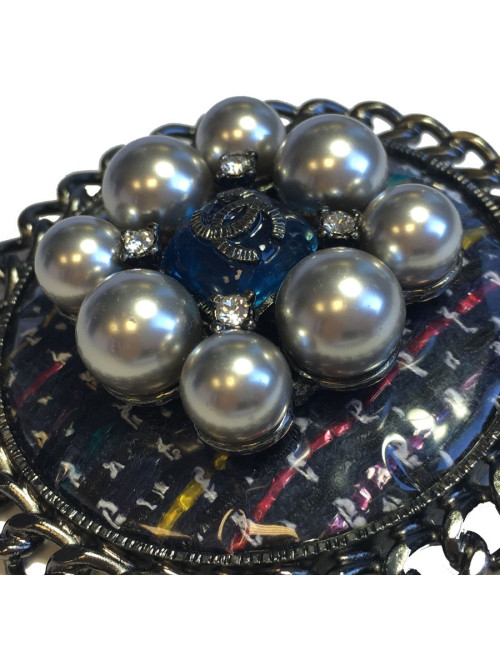 Broche CHANEL couture en ruthénium, tweed et perles grises et strass
