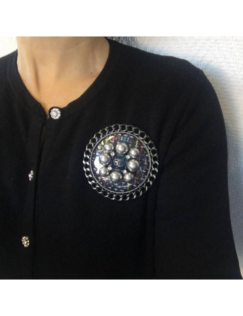 Broche CHANEL couture en ruthénium, tweed et perles grises et strass