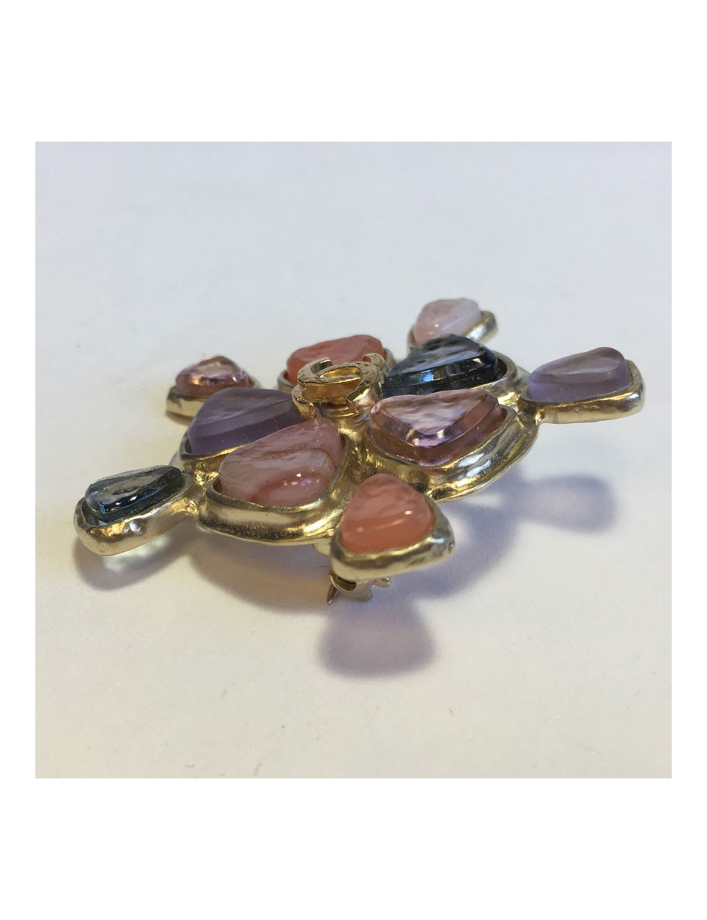 Broche CHANEL en métal doré et résine colorée