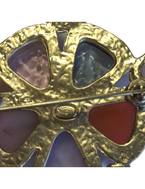 Broche CHANEL en métal doré et résine colorée