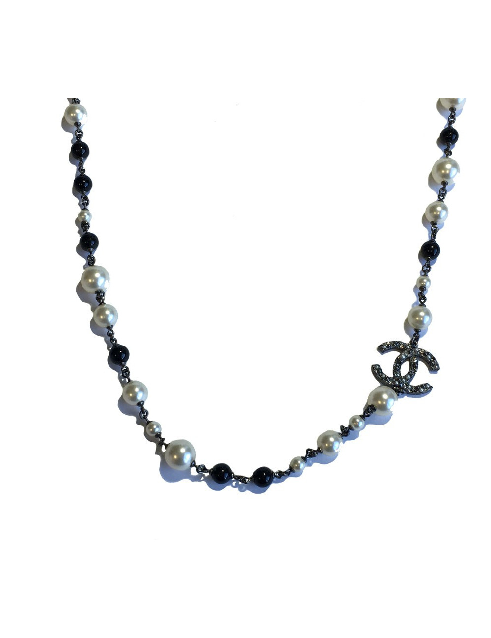 Sautoir CHANEL camélias, perles nacrées et noires