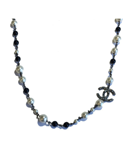 Sautoir CHANEL camélias, perles nacrées et noires