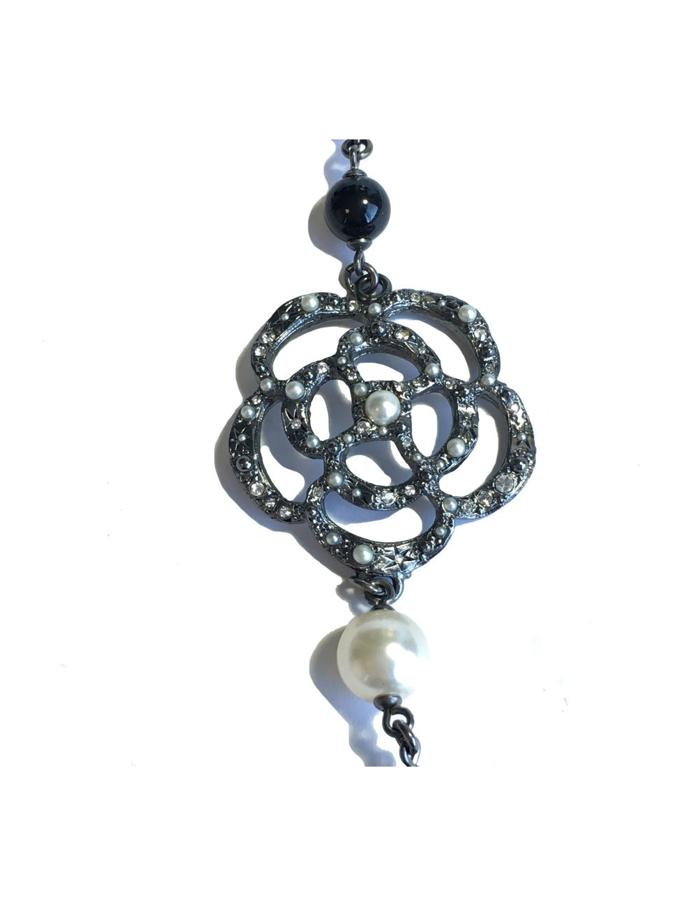 Sautoir CHANEL camélias, perles nacrées et noires