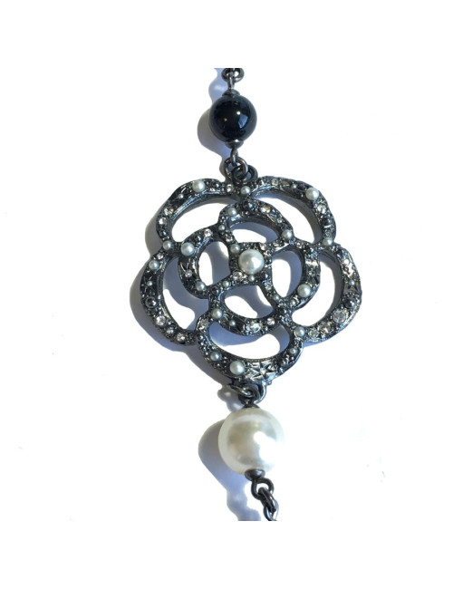 Sautoir CHANEL camélias, perles nacrées et noires
