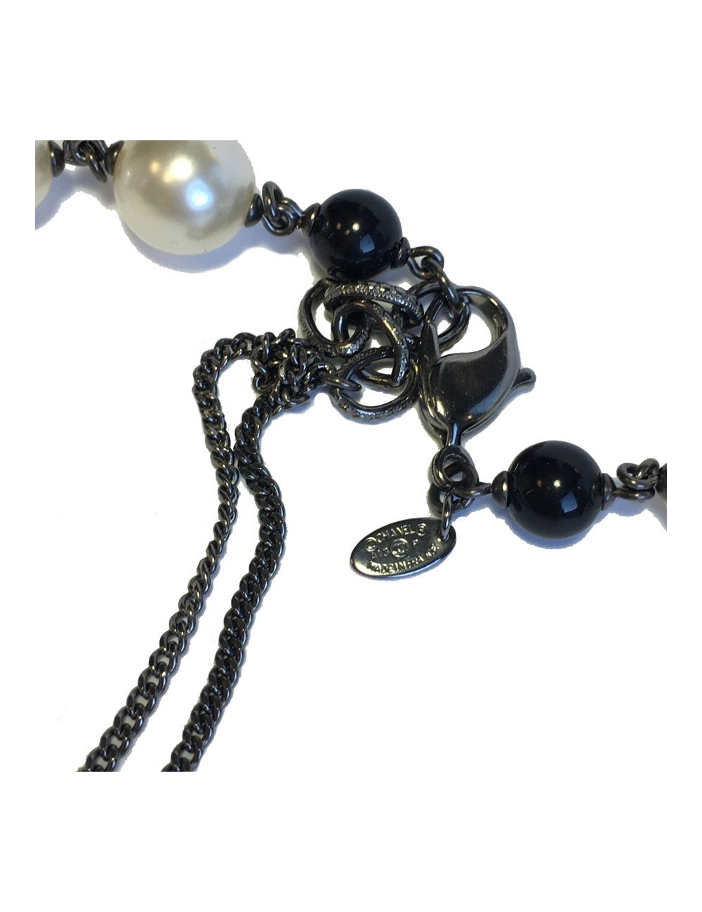 Sautoir CHANEL camélias, perles nacrées et noires