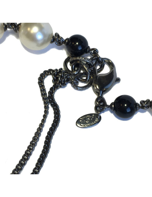 Sautoir CHANEL camélias, perles nacrées et noires