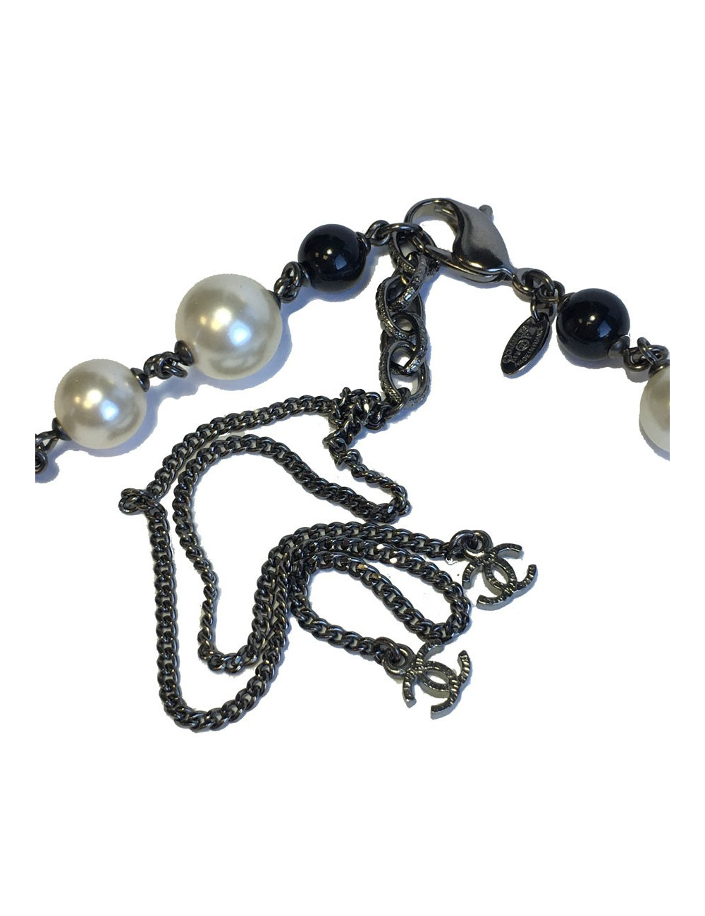 Sautoir CHANEL camélias, perles nacrées et noires