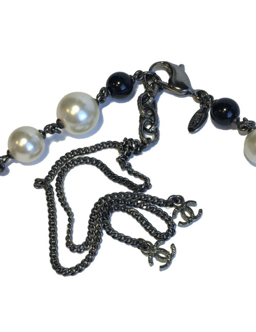 Sautoir CHANEL camélias, perles nacrées et noires