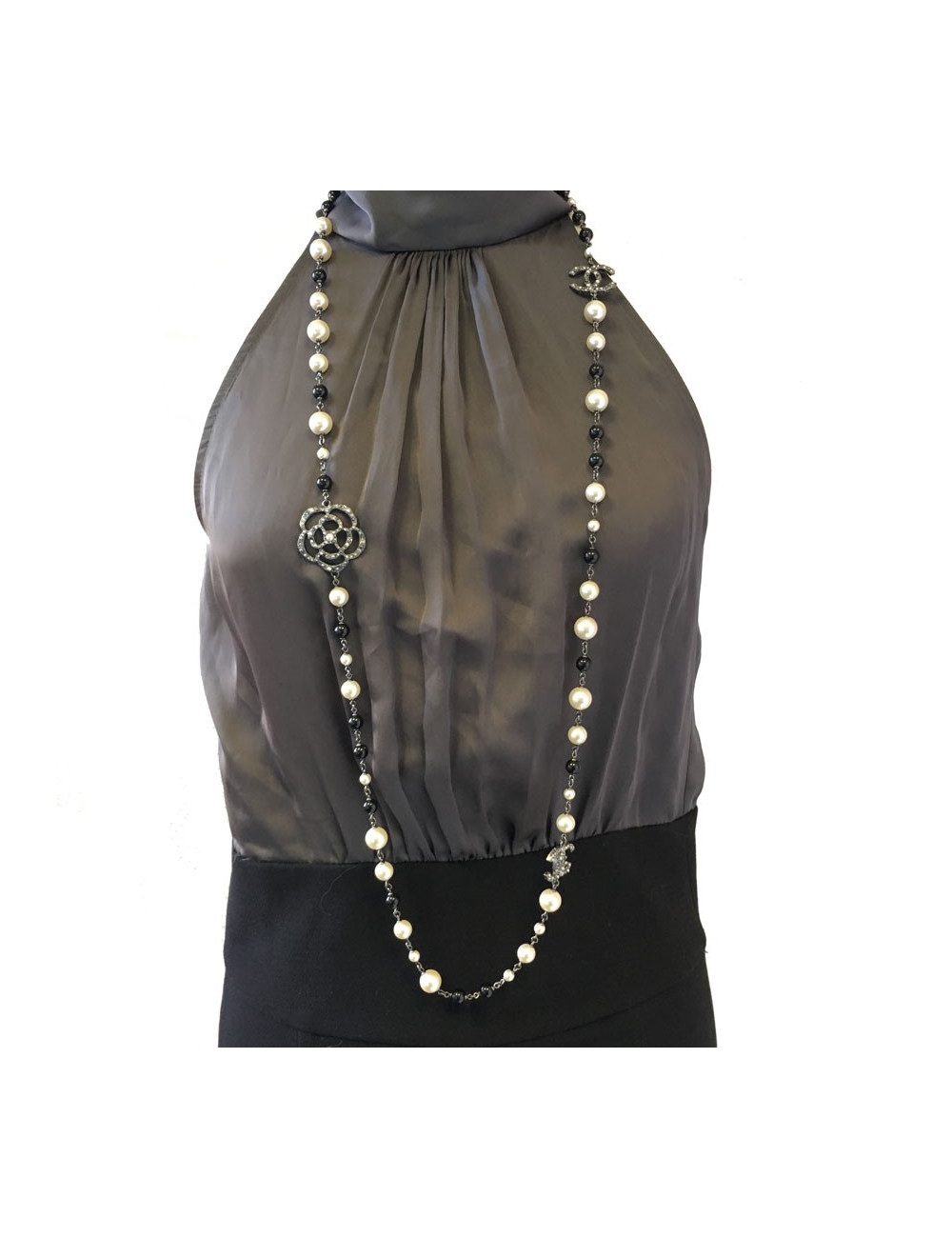 Sautoir CHANEL camélias, perles nacrées et noires