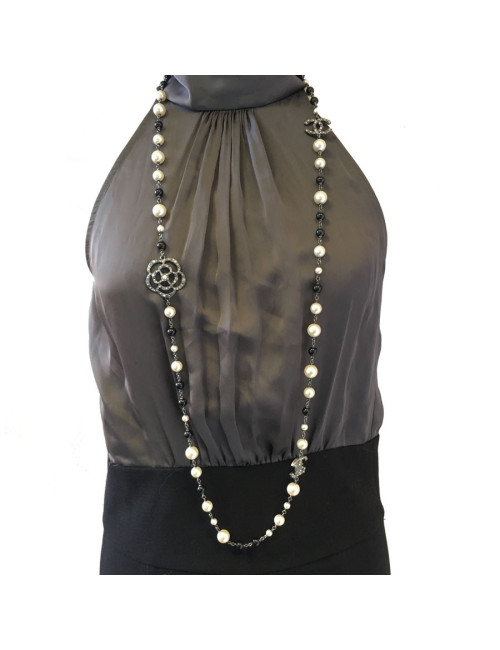 Sautoir CHANEL camélias, perles nacrées et noires