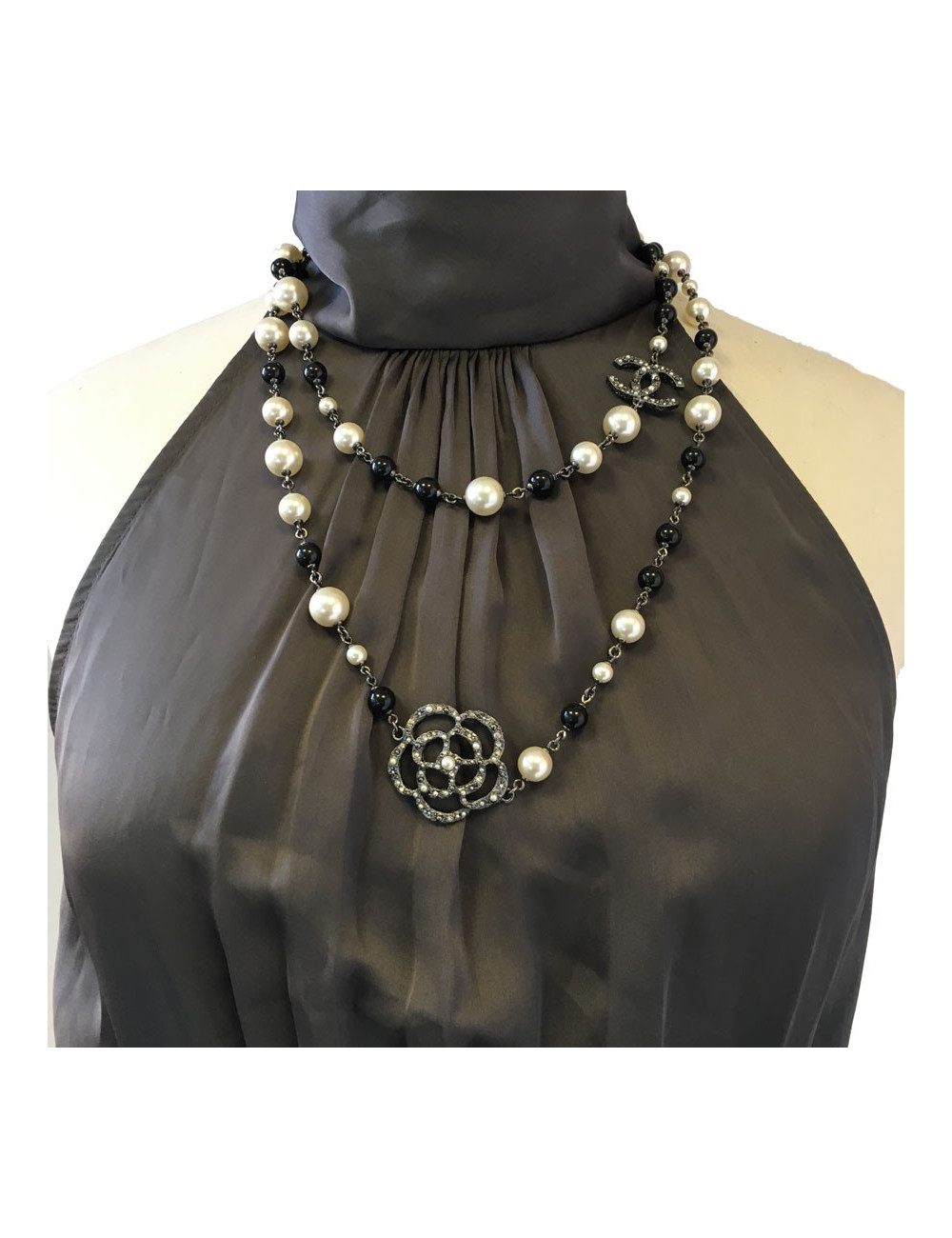 Sautoir CHANEL camélias, perles nacrées et noires