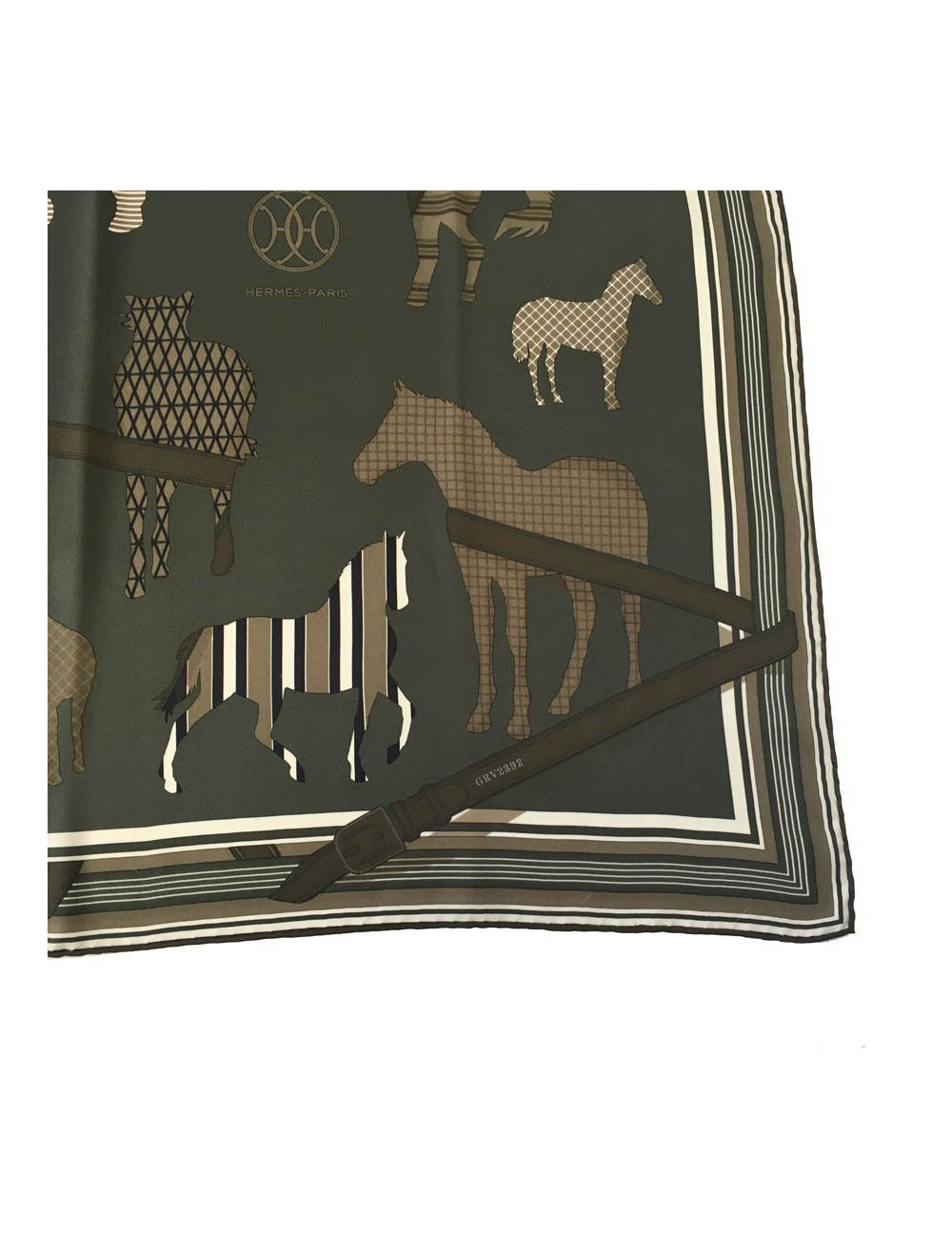 Carré HERMES "GRV2392" en soie vert, kaki et blanc