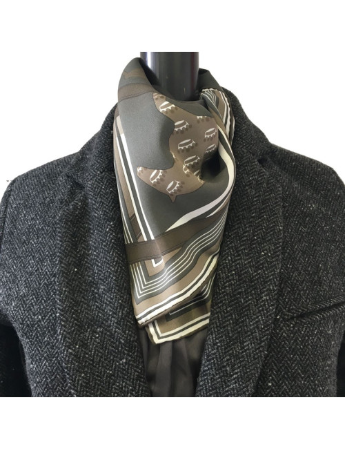 Carré HERMES "GRV2392" en soie vert, kaki et blanc