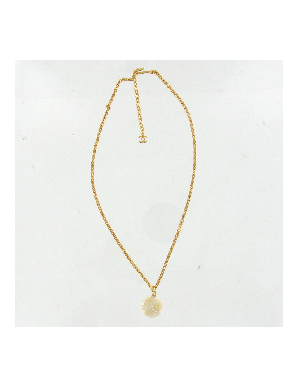 Pendentif perles et CC CHANEL