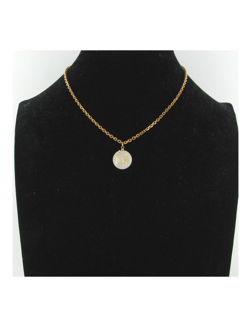 Pendentif perles et CC CHANEL